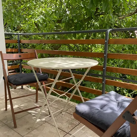 Quiet, Green, Relaxing Place - 1 Bedroom *