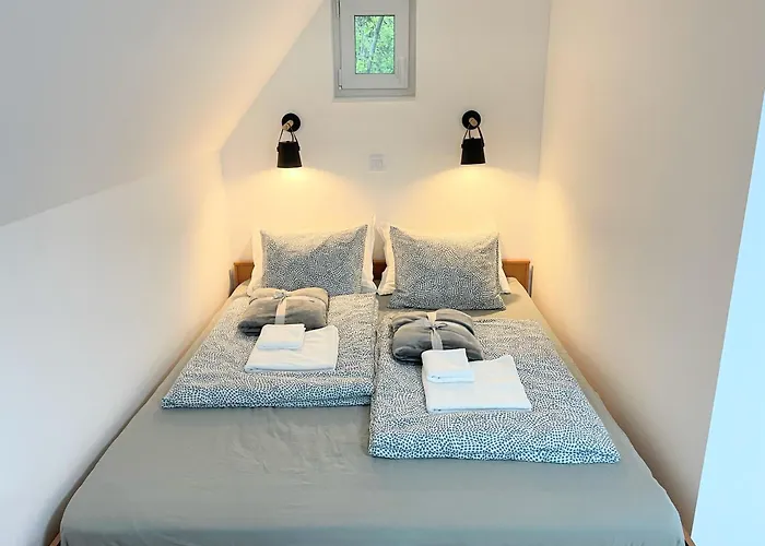 Quiet, Green, Relaxing Place - 1 Bedroom