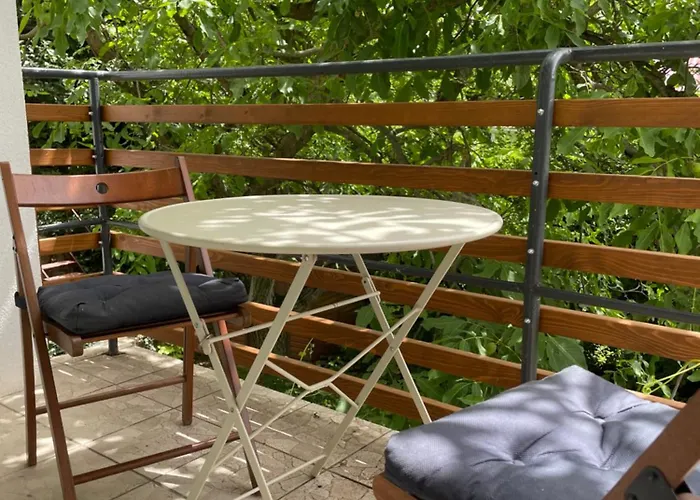 Quiet, Green, Relaxing Place - 1 Bedroom *